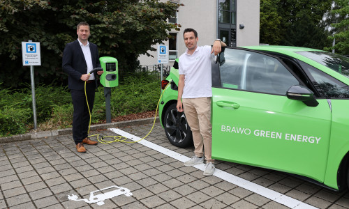 Filialleiter Tobias Hess (l.) und Marcus Flentje, Projektleiter BRAWO Green Energy, an den neuen Ladepunkten der Volksbank BRAWO-Filiale in Vorsfelde (Lange Straße 44). 