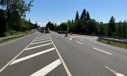 Auf der Bundesstraße 242 kam es am Sonntag zu einem schweren Unfall.