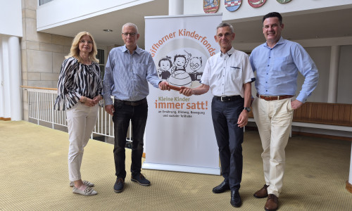 Annette Hoffmann (Stadt Gifhorn), Jens Legenbauer, Holger Ploog und Matthias Nerlich (Schirmherr des Gifhorner Kinderfonds).