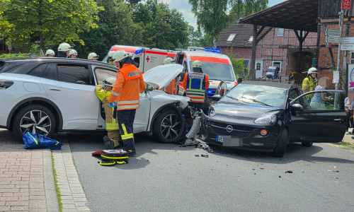 Vier Verletzte forderte ein Verkehrsunfall am Nachmittag in Hillerse.