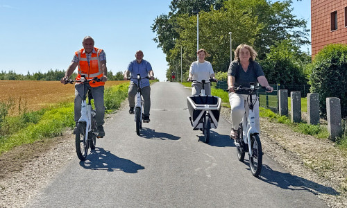 Mit dem Ausbau eines rund 800 Meter langen Abschnitts östlich der Cranachstraße wurde eine bisher unbefestigte Wegeverbindung in einen asphaltierten Radweg umgewandelt.