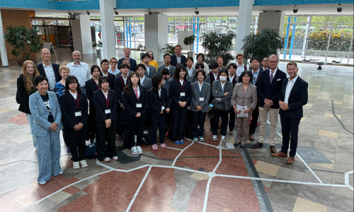 Oberbürgermeister Dennis Weilmann (rechts) mit den Schülern aus Japan und Vertretern der DJG. 