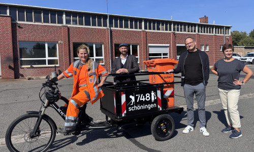 Von rechts: Nadine Karau, Bernd Seelig und Bürgermeister Malte Schneider übergeben das neue Dienstfahrzeug an Anke Buchheister, die das Schwerlast-Transporttrike für die Stadtpflege nutzen wird.