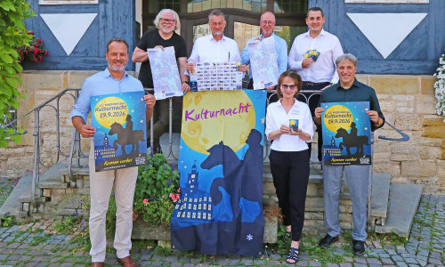 Von links: Steffen Müller (Geschäftsführer KVG), Björn Reckewell (Abteilungsleiter Tourismus), Bürgermeister Ivica Lukanic, Kulturratsvorsitzender Markus Lüdke, Frauke Maria Ohms, Georg Wilhelm Schmidt (Geschäftsführer Der Schmidt Gruppe) und Erster Stadtrat Thorsten Drahn.