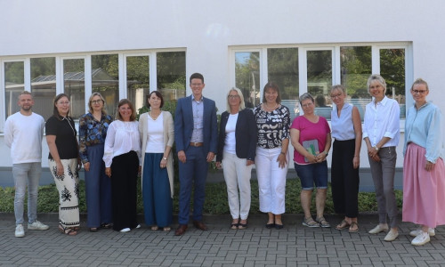 Christian Rochel (Schulsachbearbeiter, Gemeinde Vechelde), Anne Behnen (Fachdienstleitung Familie, Kinder, Jugendliche, Gemeinde Vechelde), Judith Streichert (Leitung Inklusionsassistenz, Paritätischer), Ludmilla Cuevas Fenoll (Ganztagskoordinatorin, Paritätischer), Britta Schwartz-Landeck (Erste Gemeinderätin), Tobias Grünert (Gemeindebürgermeister), Uta Weihbusch (Geschäftsbereichsleitung Inklusion und Schulbetreuung Paritätischer), Heike Hormann-Brandt (Kreisverbandsgeschäftsführerin Region Peine, Braunschweig, Gifhorn, Paritätischer), Simone Zacher (Schulleiterin Grundschule Vallstedt), Christiane Heumann (Konrektorin Grundschule Vallstedt), Annette Scholz-Braun (Geschäftsbereichsentwicklung Inklusion und Schulbetreuung, Paritätischer), Lena Reuter (Regionenleitung Süd, Inklusion und Schulbetreuung, Paritätischer) (v. li.).