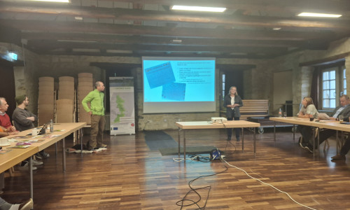 Johannes Ksyk und Dorothea Nennewitz stellen das Projekt „Draußenschule – Lernen in und mit der Natur“ vor.
