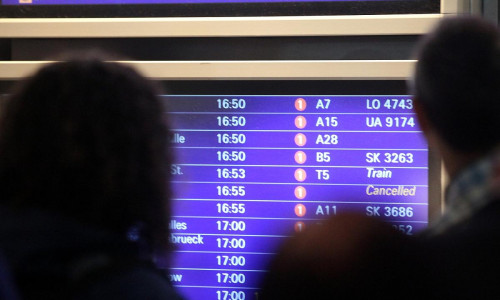 Passagiere vor Informationstafel am Frankfurter Flughafen