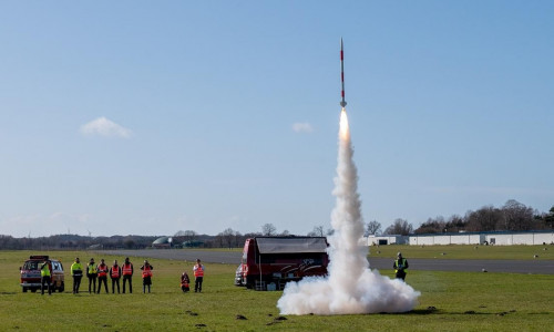 Beim großen Finale des jährlichen CanSat-Wettbewerbs startet eine Rakete mit Dosensatelliten an Bord. Archivbild
