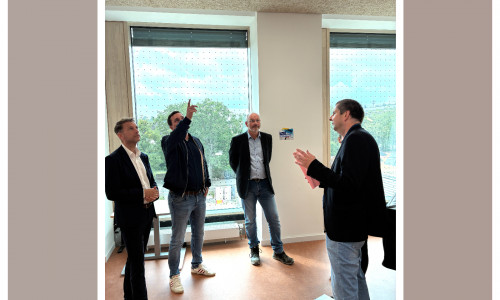 Dennis Weilmann (links) lässt sich von Tino Deich (Geschäftsbereich Hochbau, rechts) die Arbeiten am Ratsgymnasium erläutern. 