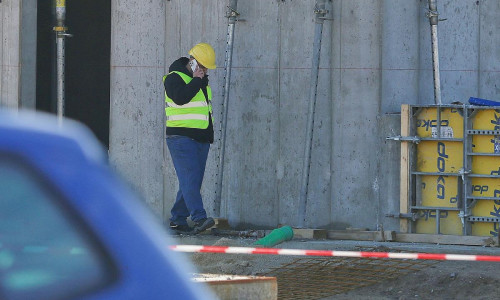 Bauarbeiter auf einer Baustelle (Archiv)