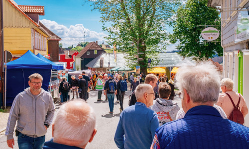 Das Stadtfest lädt zu einem Tag voller Musik, Genuss und Gemeinschaft ein.