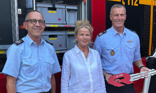 Oberbürgermeisterin Urte Schwerdtner mit Stadtbrandmeister Christian Hellmeier (li.) und Ortsbrandmeister Michael Jahn.