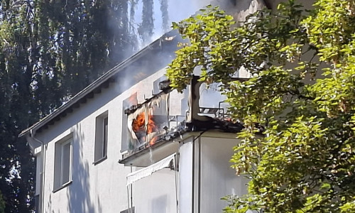 Auf dem Balkon war ein Feuer ausgebrochen.