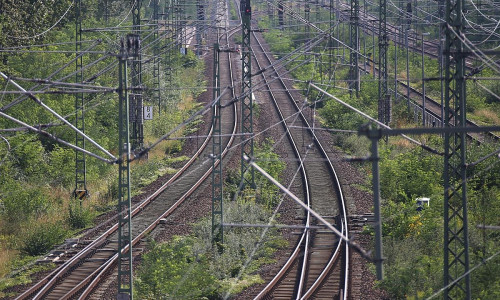 Gleisanlage mit Oberleitungen (Archiv)