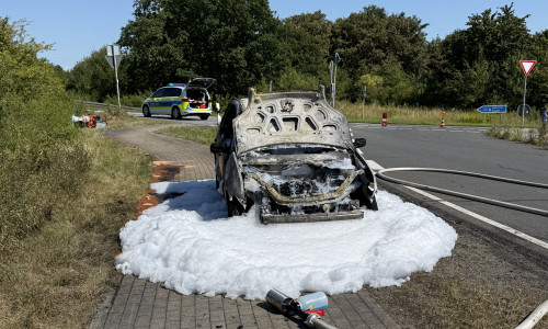 Ein brennendes Auto auf Landstraße sorgt für Sichtbehinderungen auf der A39.