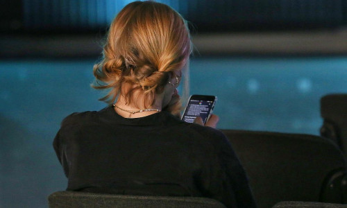 Junge Frau mit Smartphone (Archiv)