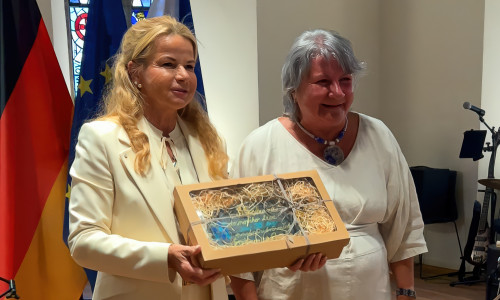 Oberbürgermeisterin Urte Schwerdtner (l.) und Berouns Bürgermeisterin Soňa Chalupová (r.) beim feierlichen Festakt.