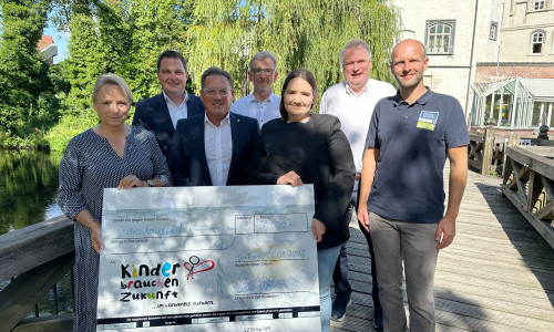 Stina Jensen (3.v.r) und Tobias Günther (r.) von der  Peter Jensen Stiftung überreichten den Spendenscheck Landrat Philipp Raulfs, Schirmherr der Initiative „Kinder brauchen Zukunft… im Landkreis Gifhorn“, Karin Single, Samtgemeindebürgermeisterin der Samtgemeinde Meinersen und Mitgründerin der Initiative, Sandro Pietrantoni, Vorstand des DRK-Kreisverbandes Gifhorn, Rolf Amelsberg vom Landkreis Gifhorn sowie Albert Meltzow, Koordinator von Kinder brauchen Zukunft… im Landkreis Gifhorn“.