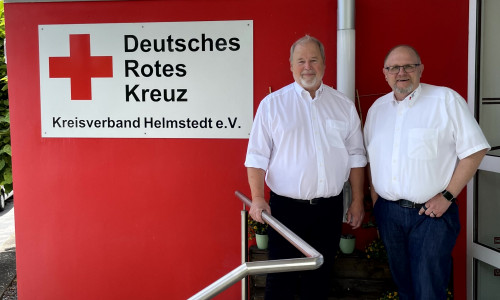Mark-Henry Spindler und Christian Schmidt vor dem DRK Zentrum in Helmstedt.