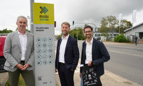 Eröffneten gemeinsam mit Vertretern aus Politik und Verwaltung die mobiSTATION am Bahnhof Fallersleben: Oberbürgermeister Dennis Weilmann (Mitte), Ralf Sygusch (Verbandsdirektor des Regionalverbands Großraum Braunschweig, links) und Marcel Hilbig (Leiter Referat Daten, Strategien, Stadtentwicklung).