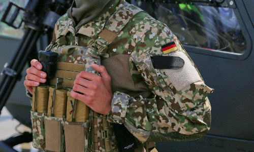 Bundeswehrsoldat in Flecktarnuniform (Archiv)