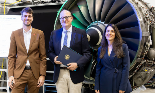 Staatssekretär Matthias Hauer mit dem Vlame Projektleiter Dr.-Ing. Jan Göing und Jun.- Prof. Federica Ferraro vor dem High-Bypass-Turbofan-Triebwerk der TU Braunschweig.