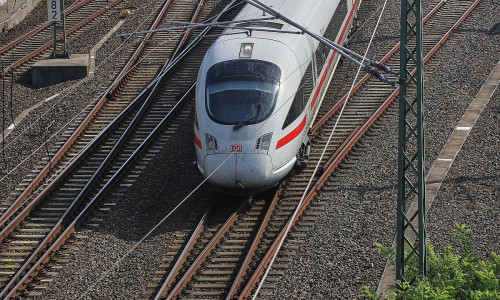 ICE T auf Bahnstrecke (Archiv)