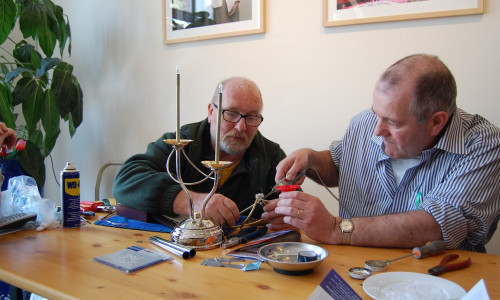 Reparaturspezialisten helfen dabei, alle möglichen Dinge zu reparieren.