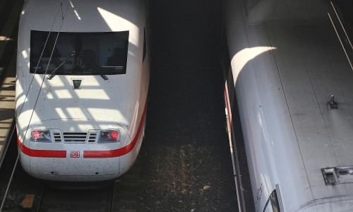 Zwei ICE-Züge im Bahnhof am 04.08.2026