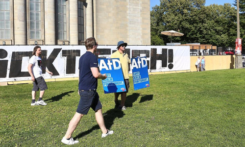 AfD-Plakate vor Berliner Volksbühne am 14.08.2026