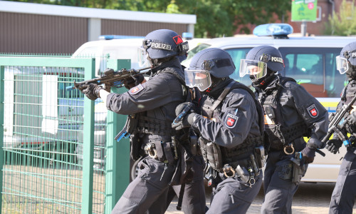 Derzeit sind schwer bewaffnete Polizisten an der Realschule zu sehen.