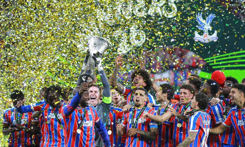 Crystal Palace mit dem Siegerpokal der UEFA Conference League (Archiv)