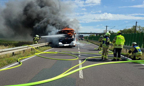 Der Bus stand in Vollbrand.