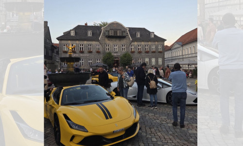 Stilvolle Ferraris unterstreichen das italienische Motto und bringen ein Stück "Bella Italia" in die Goslarer Innenstadt.