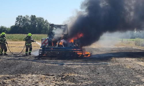 Flächenbrand nach Traktorbrand  (Archiv)