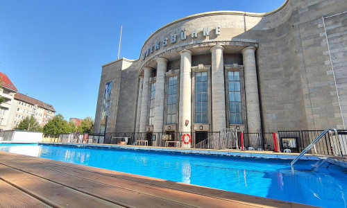 Volksbad vor der Berliner Volksbühne am 14.08.2026
