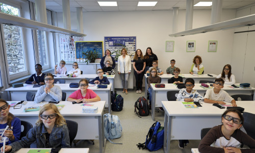 Die Gymnasiasten mit den neuen Chemie-Schutzbrillen.