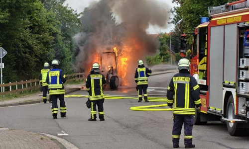 Radlader in Vollbrand (Archiv)