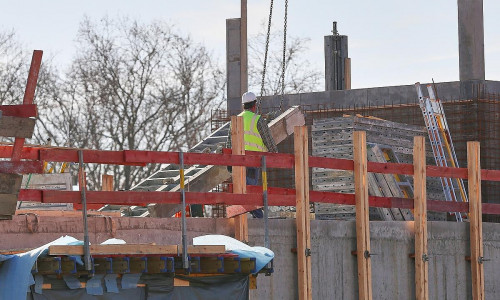 Bauarbeiter auf Baustelle (Archiv)