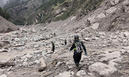 Rettungskräfte nach Sturzflut an Grenze zwischen China und Nepal im August 2026