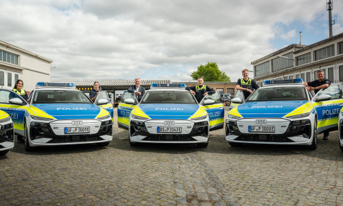 Polizeipräsident Thomas Ring empfängt mit Kolleginnen und Kollegen die neuen Fahrzeuge.