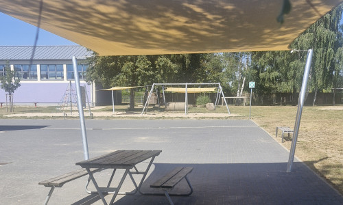 Drei Sonnensegel wurden auf dem Schulhof der Grundschule Grasleben aufgestellt.