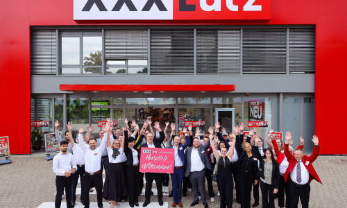 Auch bei den Mitarbeitern herrscht Freude über die Wiedereröffnung des Möbelhauses in Gadenstedt.
