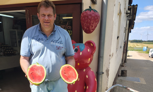 Stolz präsentiert Boris Lauenroth seine Melonenernte aus eigenem Anbau.