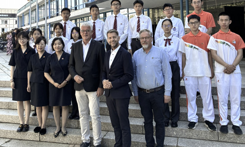 Oberbürgermeister Dennis Weilmann empfing Schüler aus China. 