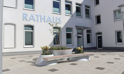 Die neue Pflanzinsel vor dem Vechelder Rathaus.