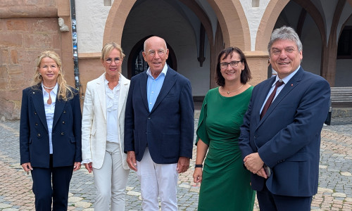 Hans-Joachim Tessner (Mitte) und seine Tochter Anke Tessner-Schreyeck (2. v. li.) freuen sich mit Staatssekretär Prof. Dr. Joachim Schachtner (v. re.), Dr.- Ing. Sylvia Schattauer und Oberbürgermeisterin Urte Schwerdtner auf das Zukunftsprojekt Uni-Campus und stellen dafür über ihre Stiftung die finanziellen Mittel zur Verfügung.