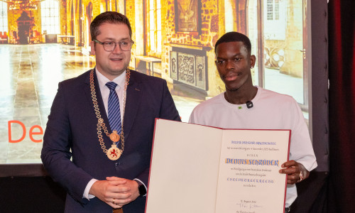Braunschweigs Oberbürgermeister Dr. Thorsten Kornblum überreichte dem sichtlich gerührten Dennis Schröder den Ehrenbürgerbrief.