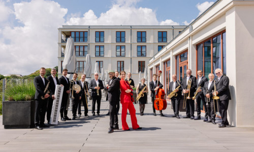 Die FTO Big Band spielt im Barockgarten in Schöningen.