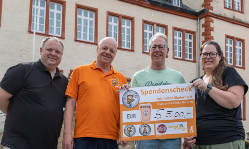 Der Spendenschek über 5500 Euro: Über die Aktion freuen sich (v.li.): Fabian Piekert, Hagü Gerhold, Volker Machura und Maren Piekert.
